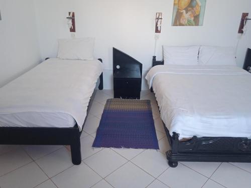 1 king bed, 1 twin bed