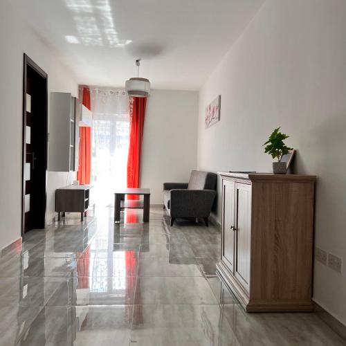 F4-1 Double room with private bathroom and balcony in Μσίντα