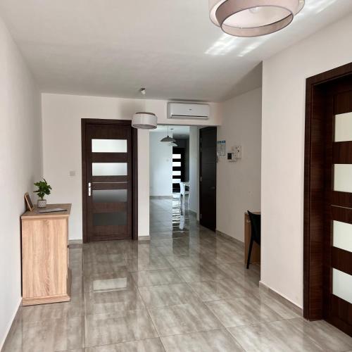 F4-2 Room 2 single beds shared bathroom in Μσίντα