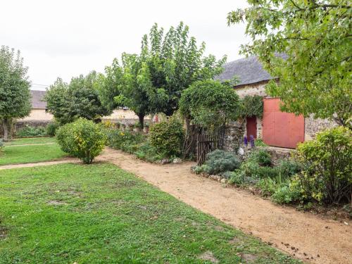 Quaint Holiday Home in Loire France with Garden