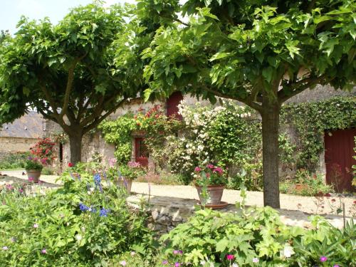 Quaint Holiday Home in Loire France with Garden