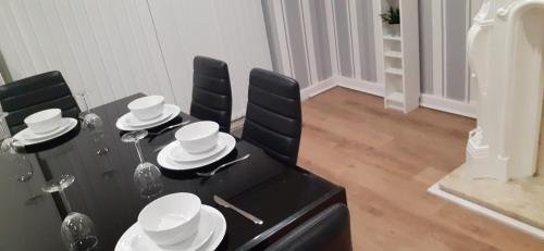 Létesítmények, Ladbury House in Walsall, convenient location near the M6, Walsall Uni and Hospital, with free parki in Palfrey