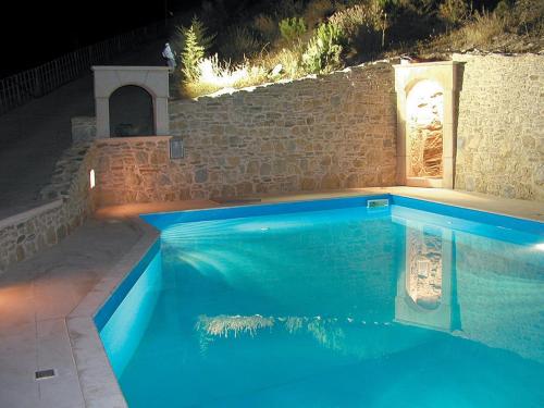  Luxurious Villa in Malades Crete with Swimming Pool, Pension in Áyios Síllas bei Dhafnés