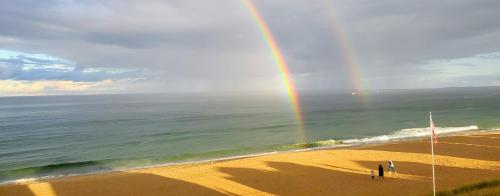 Oceanfront Penthouse with Family & Friends - image 2