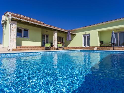  Brand new villa near Svetvincenat with private pools trampolines and fitness, Pension in Štokovci