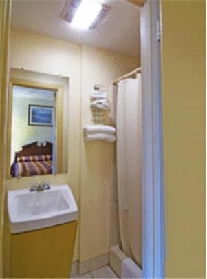 Rumford Motor Inn - image 4