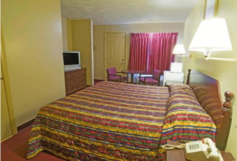 Rumford Motor Inn - image 6