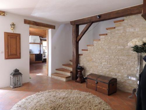 Predvorje, 18th century farmhouse with spacious covered terrace, nearby Poitiers and Chinon in Saint Jean De Sauves