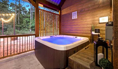 Knotty and Nice Luxury Cabin in Broken Bow, USA