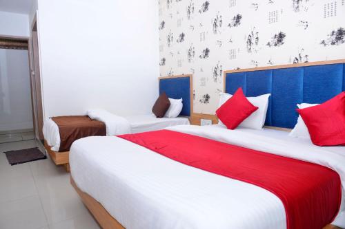 2 queen beds, 1 twin bed