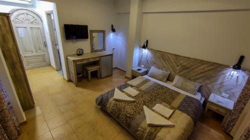 Deluxe Double Room with Balcony and Sea View image 9