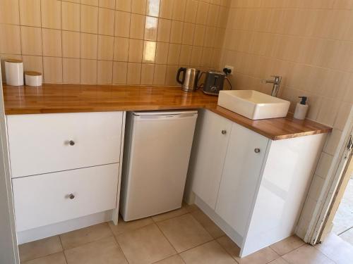 مطبخ, Happy Wanderer Motel Lake Boga ON THE LAKE WITH LAKE VIEWS in Lake Boga