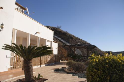 Villa Rosada - luxurious 3-bedroom villa with garden and pool