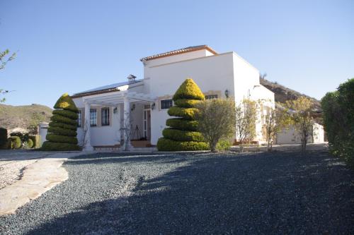 Villa Rosada - luxurious 3-bedroom villa with garden and pool