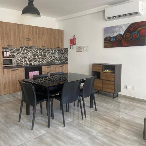F8 Room 2, Private Room two single beds shared bathroom in shared Flat, Msida (foto 5)