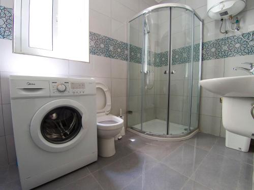 F8 Room 2, Private Room two single beds shared bathroom in shared Flat, Msida (foto 2)