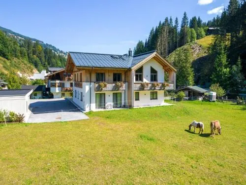 Chalet in Saalbach near Ski Slopes in Saalbach-Hinterglemm, Österreich