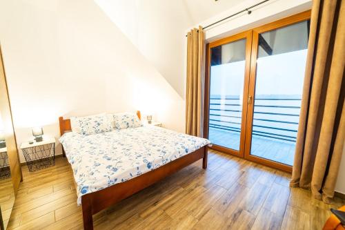 3 bedrooms, 6 beds