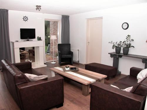 Peaceful Holiday Home in Zeewolde with Swimming Pool - image 10