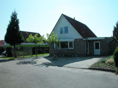 Peaceful Holiday Home in Zeewolde with Swimming Pool - main image