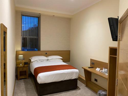 The City Hotel - image 7