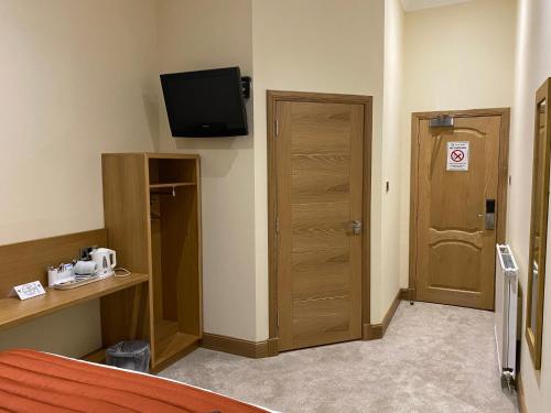 The City Hotel - image 5