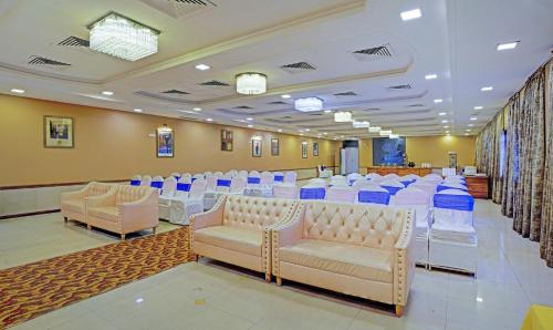 قاعة للمآدب, Treebo De Grandeur Anand Nagar in ثين