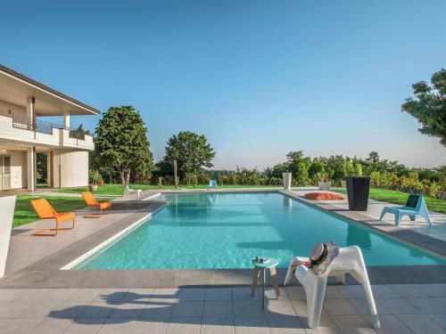 Swimming pool, Spacious Villa in Tavullia with Private Swimming Pool in Belvedere Fogliense