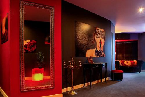 SUITE PLAYROOM Love Hotel Toulouse, Тулуза (фото 7)