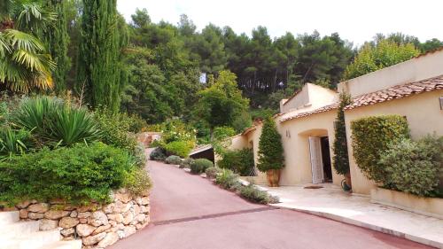 Propriété : 300 M² + (25 M² d'annexe / Pool House) sur 5 ha boisé à 10' d'Aix en Provence