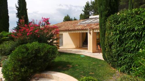 Propriété : 300 M² + (25 M² d'annexe / Pool House) sur 5 ha boisé à 10' d'Aix en Provence