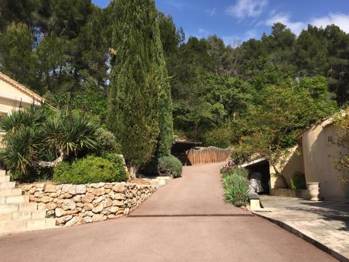 Propriété : 300 M² + (25 M² d'annexe / Pool House) sur 5 ha boisé à 10' d'Aix en Provence
