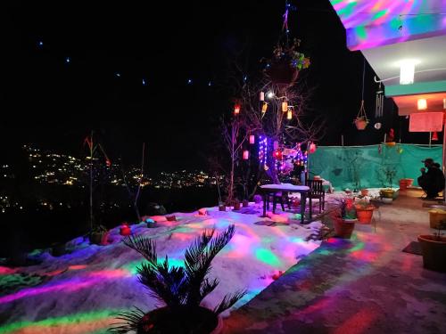 Restaurant, Nomadic den manali  in Manali