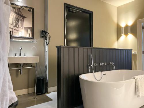 Bathroom, Van der Gang Suites uniek design in hartje Dokkum in Dongeradeel