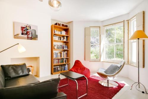Stylish bright apartment w private garden, Londra