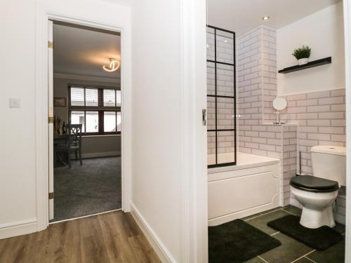 7 Hewetson Court - image 7