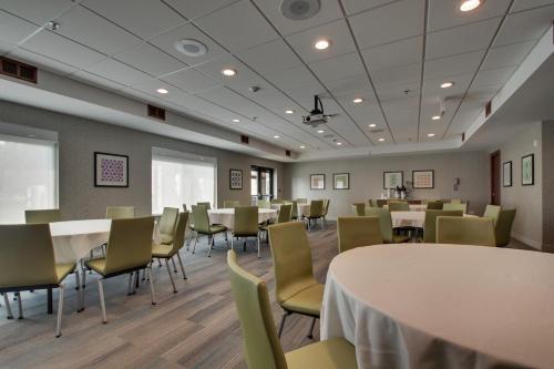 Holiday Inn Express & Suites Aurora - Naperville, an IHG Hotel