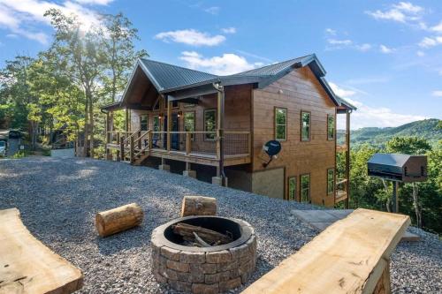 New / 3 King Suites / Sleeps12 / View / 5 mi to PF / Hot tub, Sevierville