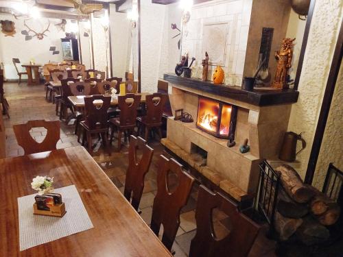 餐廳, 黑岩下餐廳酒店 (Restaurant a penzion Pod Draci skalou) in 卡爾什特因