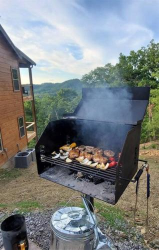 New / 3 King Suites / Sleeps12 / View / 5 mi to PF / Hot tub, Sevierville (zdjęcie 5)
