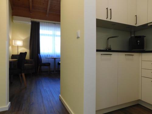 廚房, Hotel KonradP Holzkirchen in 霍爾茨基興