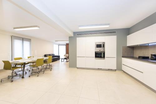 Spacious Fully Equipped 3BD 2Bath Apt in the heart of city with Balconies AC and fast WIFI #1