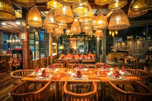 Restaurant, Andalay Beach Resort in Trang