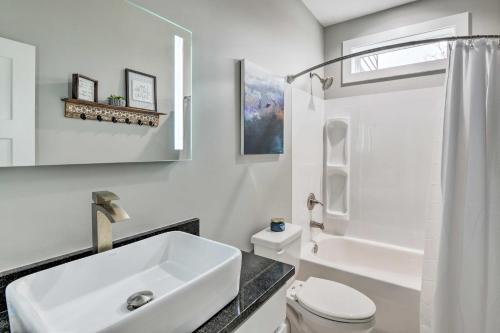 Scenic Hillside Cabin in Sylva with Hot Tub and Views! Scenic Hillside Cabin in Sylva with Hot Tub and Views!