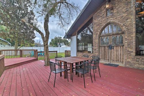 Grand Valrico Home with Deck, Fire Pit and Yard! in Valrico, USA