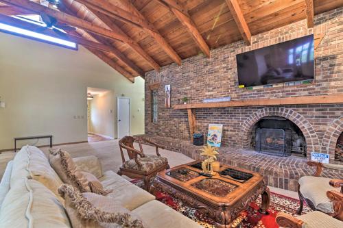 Grand Valrico Home with Deck, Fire Pit and Yard! in Valrico, USA