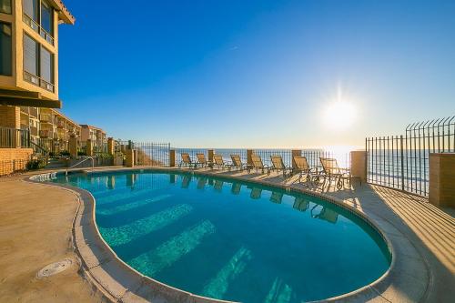 Oceanfront Condo, Hot Tub, Heated Pool, Beach Access, Beach Gear in Solana Beach, USA