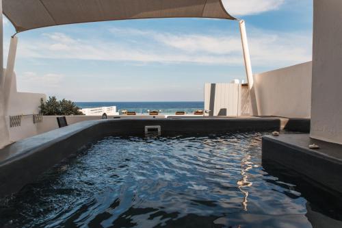 Deluxe Suite with Sea View and Jetted tub image 9