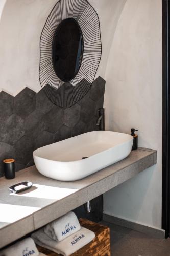 Honeymoon Suite with Sea View and Jetted tub image 8