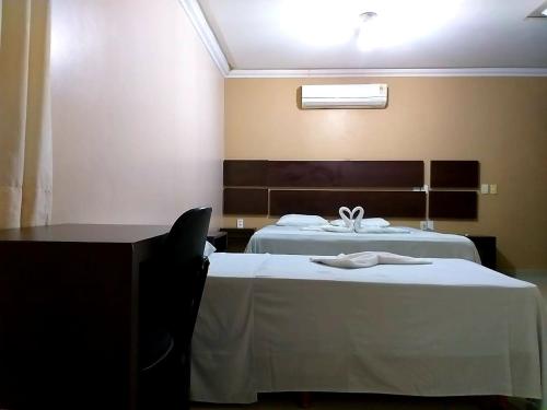 1 double bed, 2 twin beds